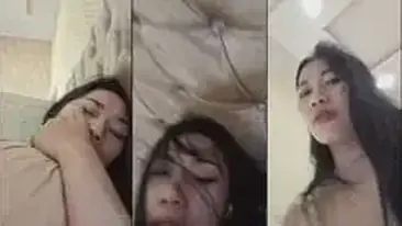 Aksi Cewek Binal Tangan Lincah Bikin Becek Keluar Banyak